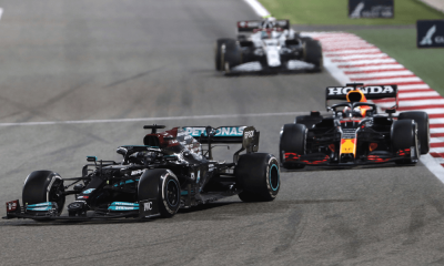 Hamilton a Verstappen počas Veľkej ceny Bahrainu