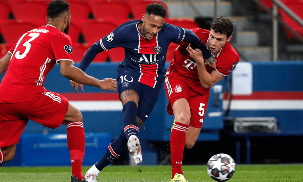 Neymar v súboji v zápase PSG - Bayern