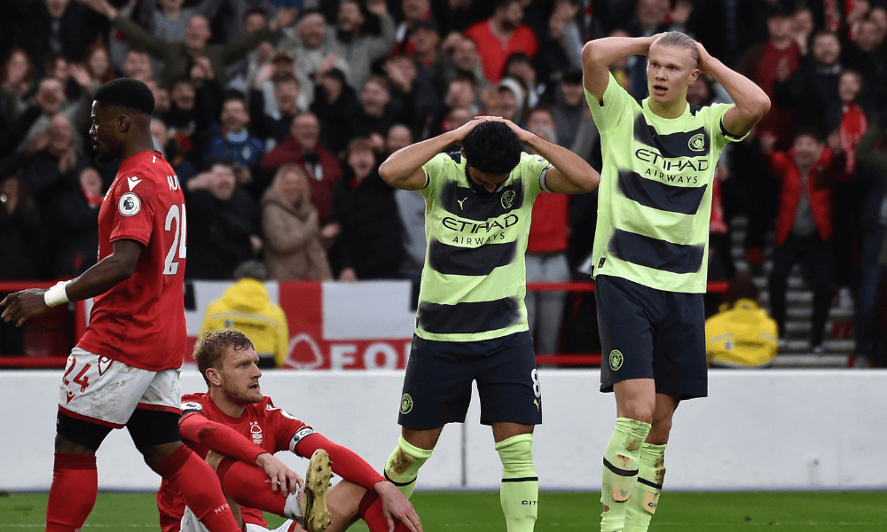 Haaland sa drží za hlavu, Nottingham - Man City