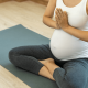 Tehotná žena cvičí, meditácia